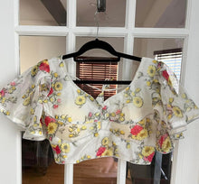 Load image into Gallery viewer, Off White Floral Blouse