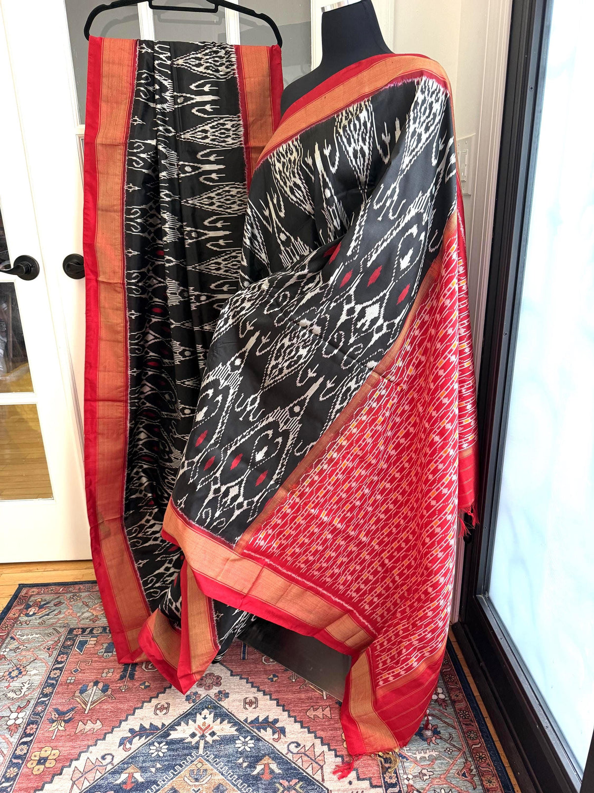 Sari de seda Ikat Pochampally blanco y negro para cóctel