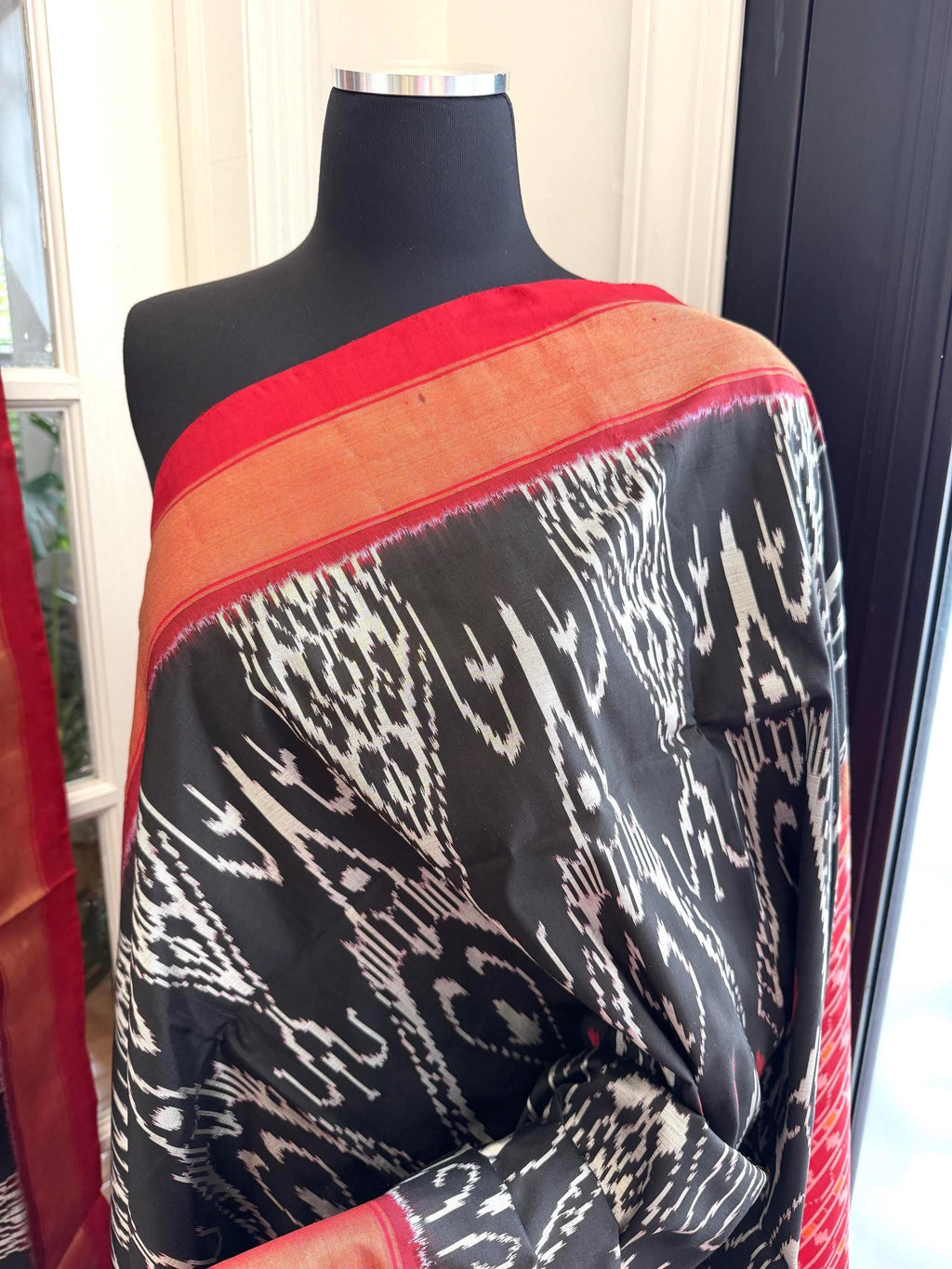 Sari de seda Ikat Pochampally blanco y negro para cóctel