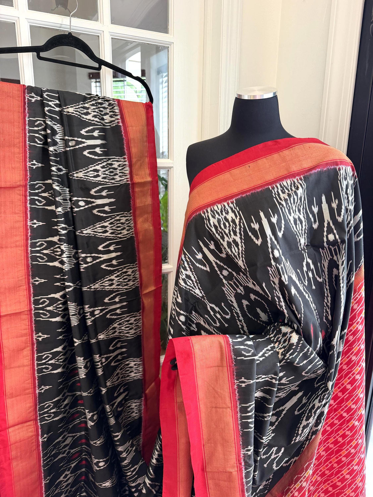 Sari de seda Ikat Pochampally blanco y negro para cóctel