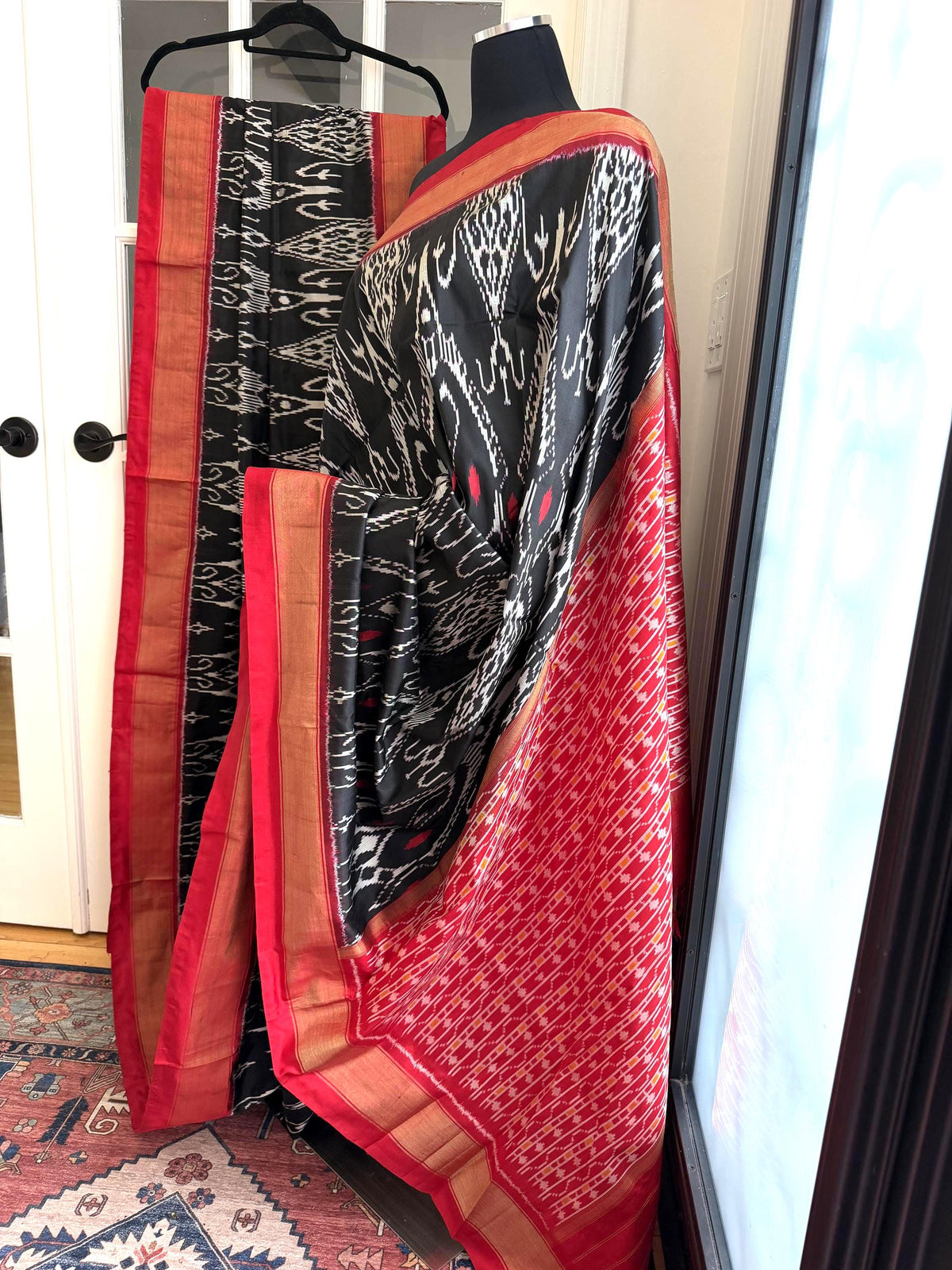 Sari de seda Ikat Pochampally blanco y negro para cóctel