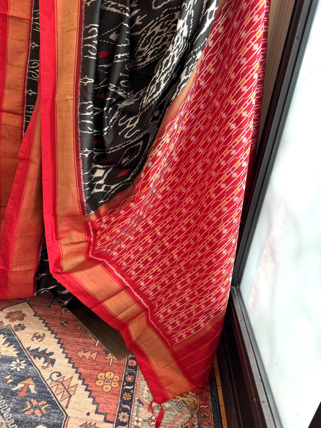 Sari de seda Ikat Pochampally blanco y negro para cóctel