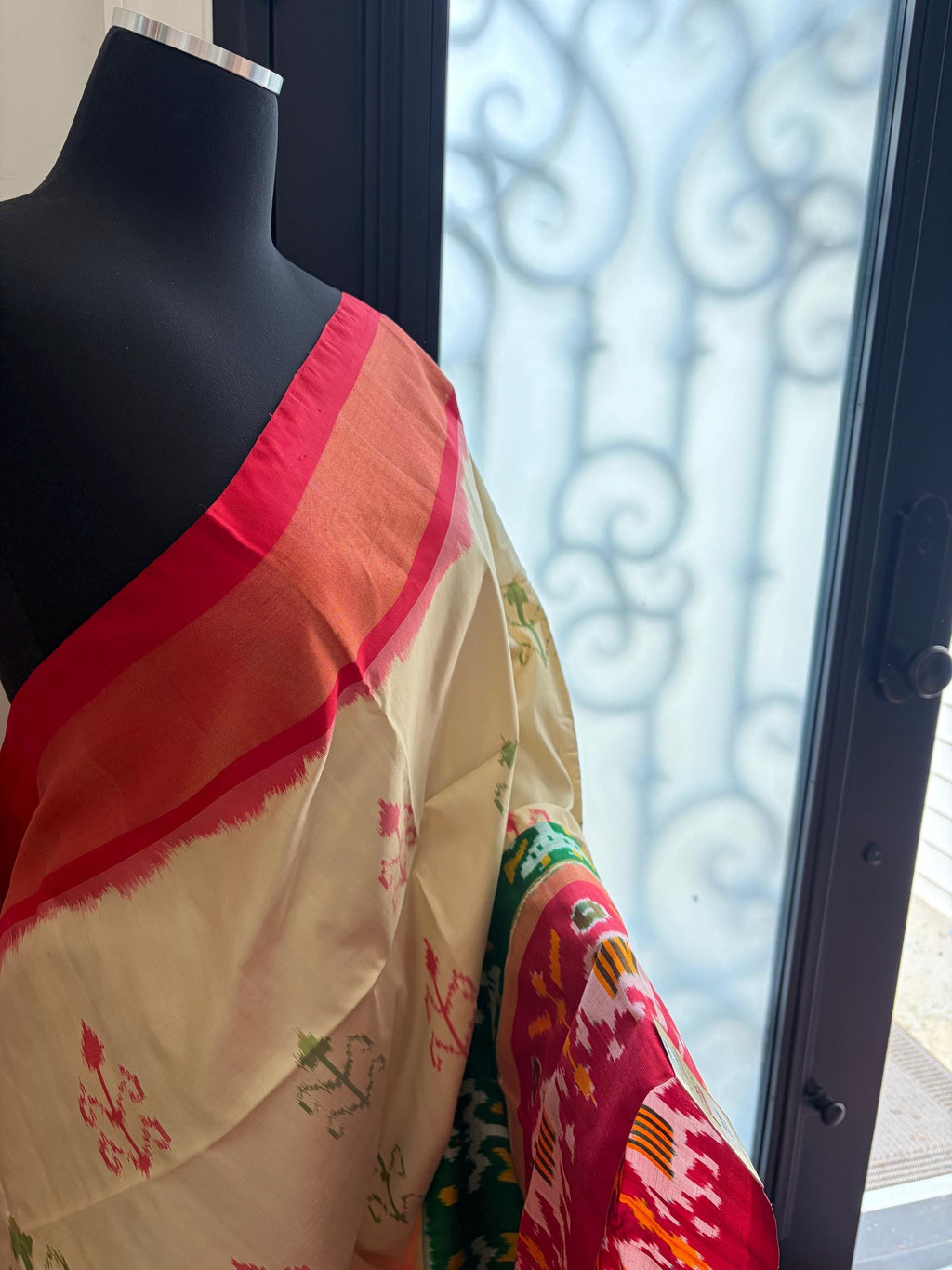 Sari de seda Ikat Pochampally en blanco roto
